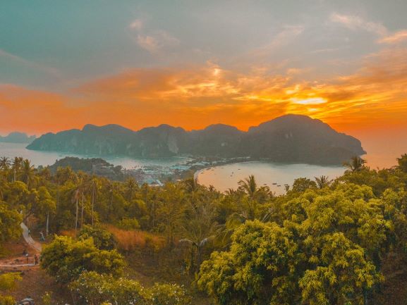 Vista do view point em Phi Phi durante o pôr do sol