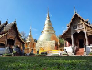 Templo em Chiang Mai vazio, em uma manhã de sol