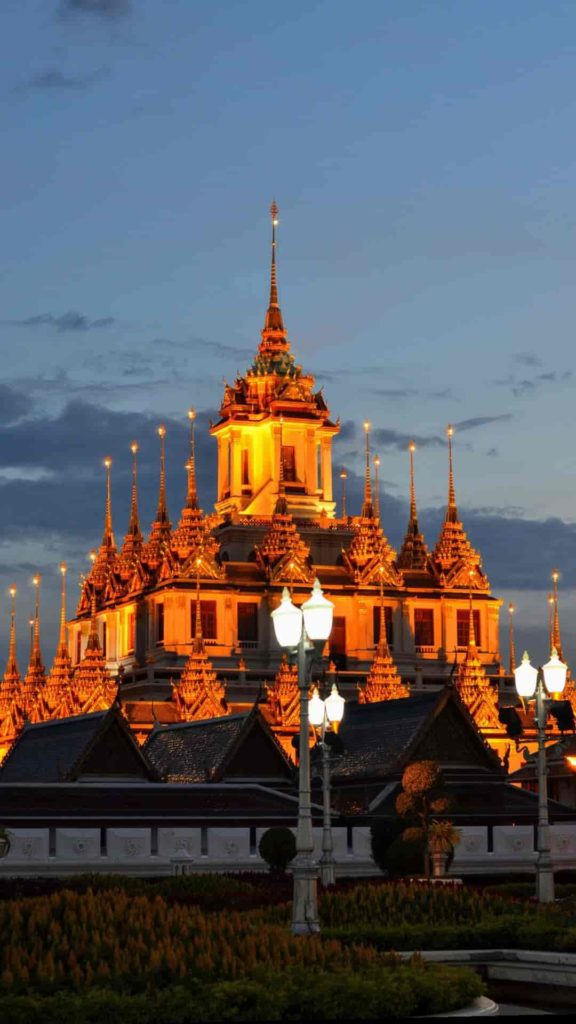 Templo de Bangkok iluminado com luzes à noite