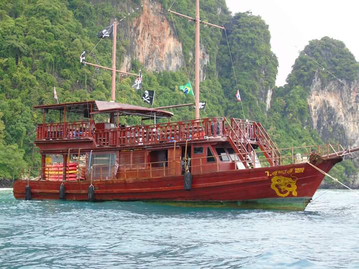 Barco Pirata parado no mar da ilha de Phi Phi na Tailândia