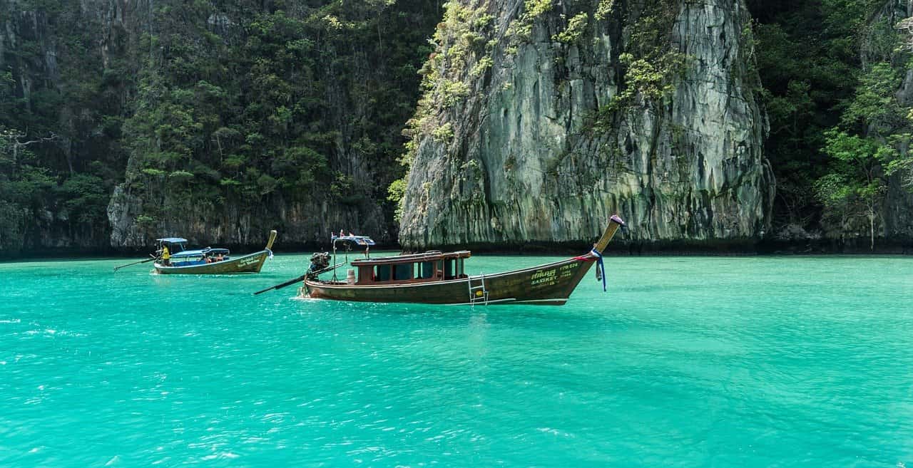 Um barco tailandês tradicional na água