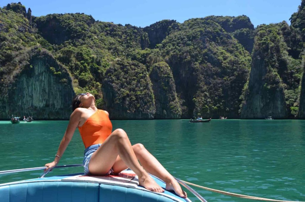 Mulher sentada em uma lancha em Pileh Lagoon na ilha de Koh Phi Phi na Tailândia