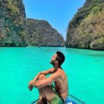 Caio travels sentado em uma lancha em Pileh Lagoon em Koh Phi Phi