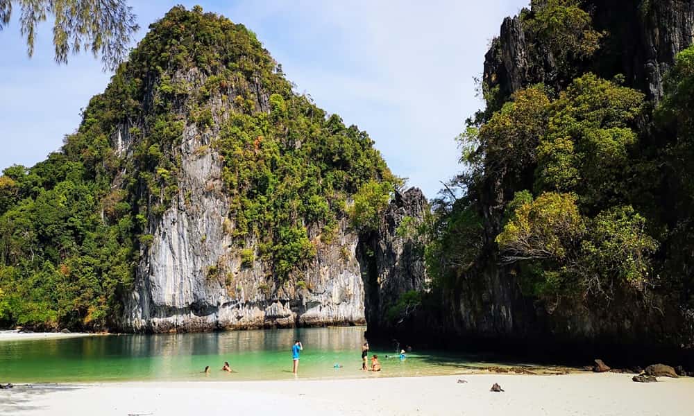 poucos turistas em uma praia de Hong Island na Tailândia