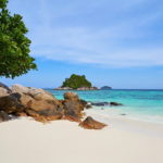 praia de areia branca e água cristalina em Koh lipe na Tailândia