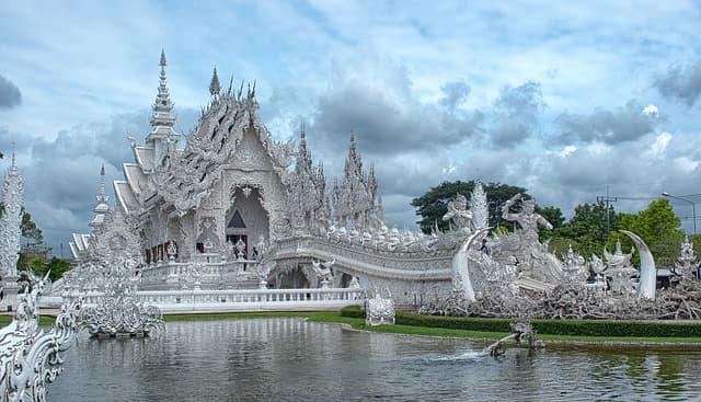 Templo branco de Chiang Mai de manhã