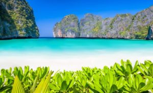 Praia de Maya Bay em Phi Phi na Tailândia completamente vazia