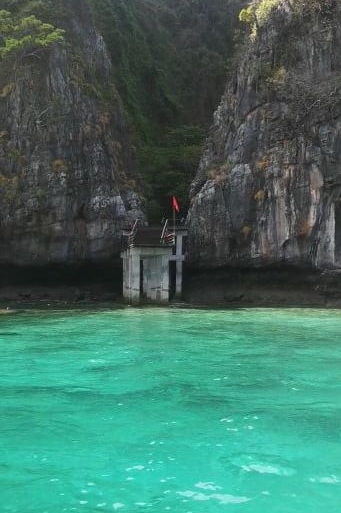 Pier em Loh Sama Bay sendo construído para a reabertura de Maya Bay