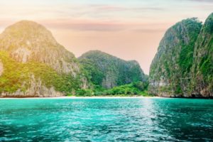 Vista da entrada de Maya Bay com a praia vazia