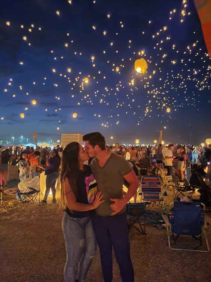 Casal se beijando durante o festival das lanternas em Chiang Mai na Tailândia