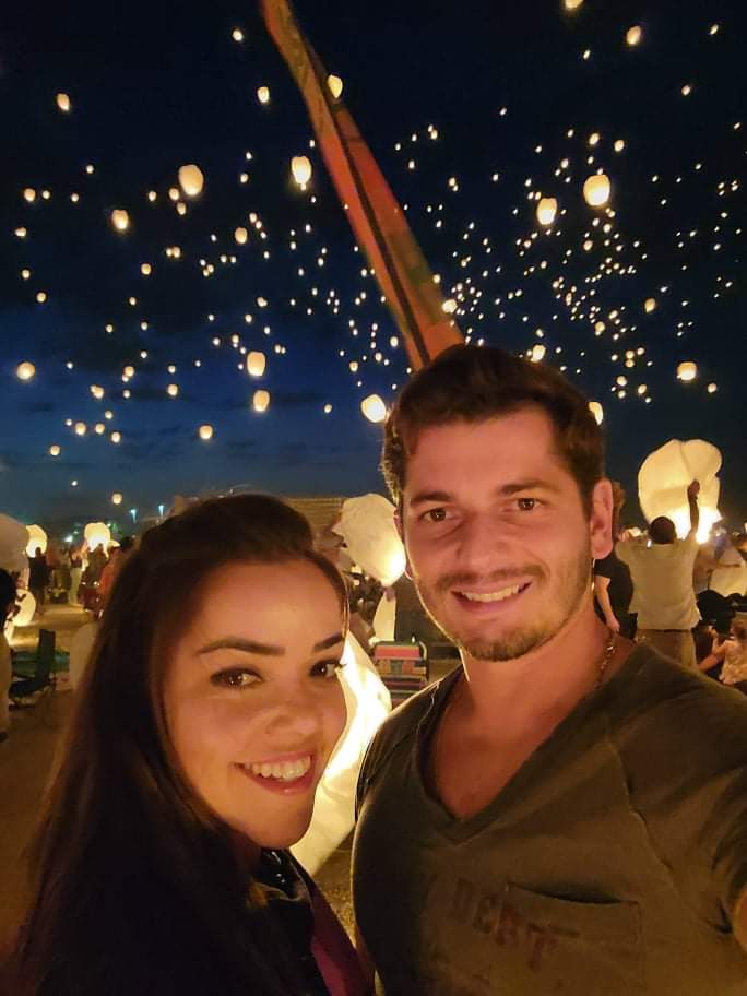 Casal de brasileiros tirando selfie no festival das lanternas em Chiang Mai na Tailândia. 
