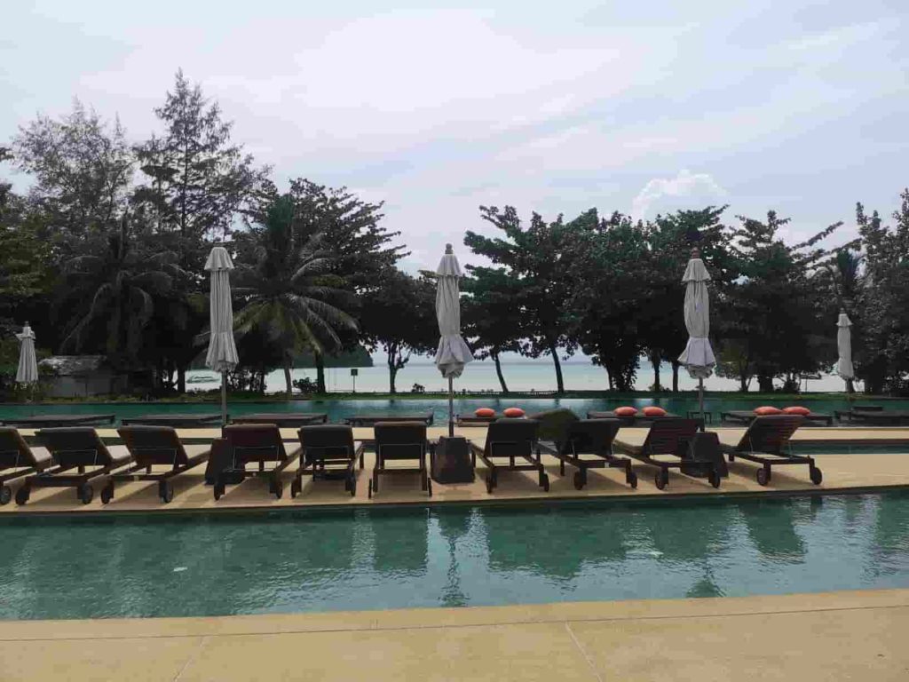 Piscina do Princess Resort em Koh Phi Phi vazia, com a praia no fundo