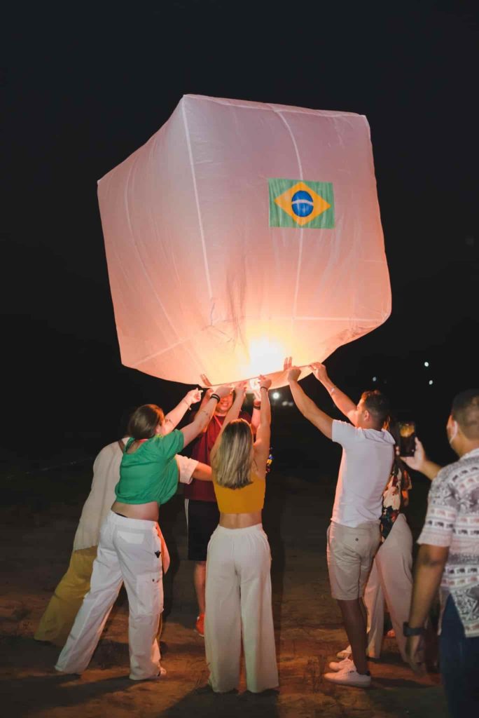Brasileiros segurando lanterna com bandeira do Brasil em Chiang Mai no Festival das Lanternas