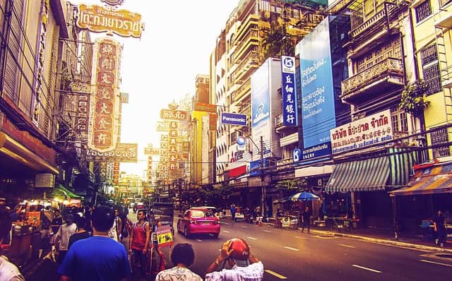 Bangkok na Tailândia, imagem de pessoas na rua. Cidade da quarentena.