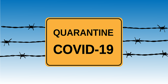 Placa escrita quarentena COVID-19 amarela com fundo azul