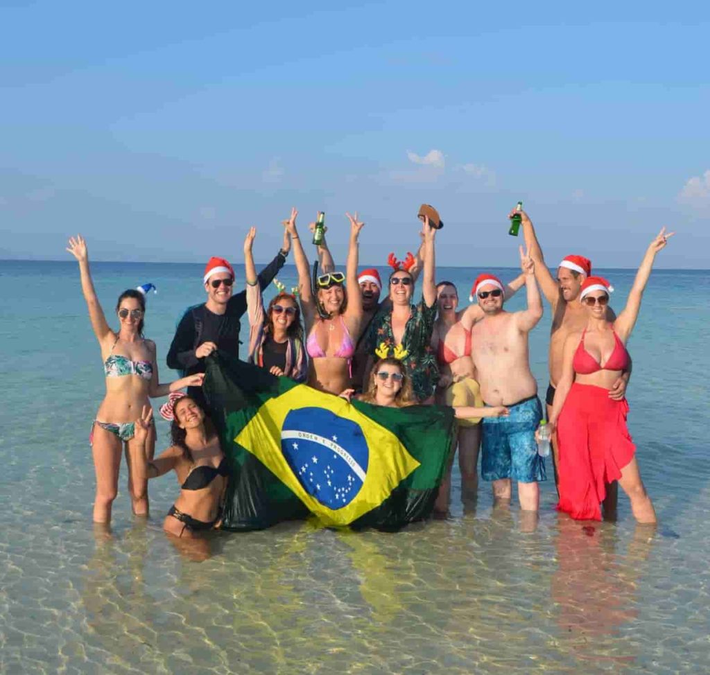 grupo de brasileiros em uma praia deserta na Tailândia, imigração na Tailândia. 