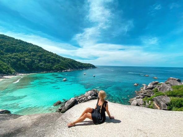 Mulher no viewpoint de Similan Island em Phuket na Tailândia