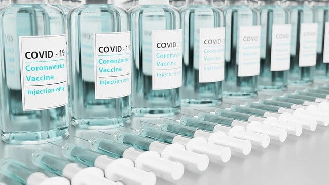 diversos frascos de vacina para covid