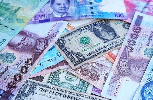 Notas de bahts, dólares e reais