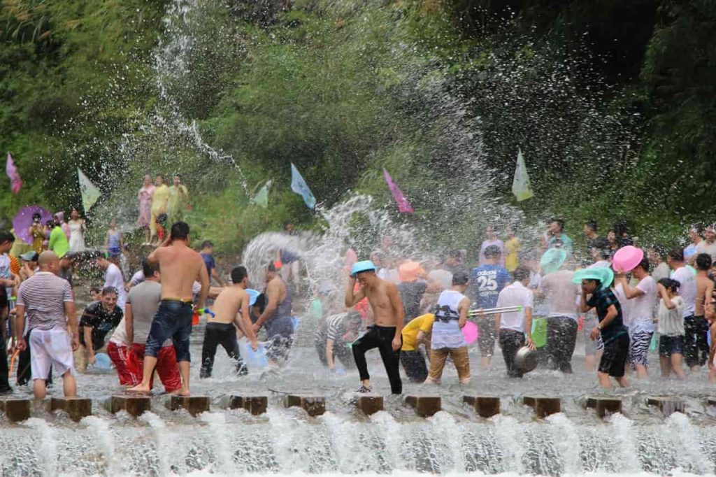 Songkran, tailandia, pessoas jogando agua uma na outra