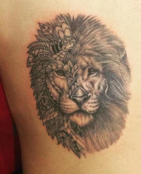 tattoo de um leão feita com bambu na tailândia