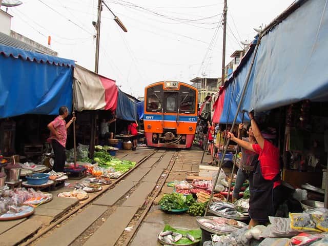 Mercado do trem em Bangkok na Tailândia