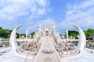 Templo branco em Chiang Rai na Tailândia