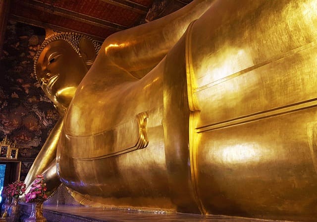 Buda deitado no templo de Wat Pho em Bangkok na Tailândia
