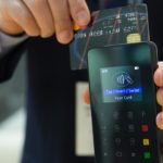 Cartão sendo passado em máquina de débito ou crédito na Tailândia