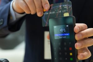 Cartão sendo passado em máquina de débito ou crédito na Tailândia