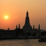Templo em Bangkok chamado Wat Arun durante o Por do Sol.