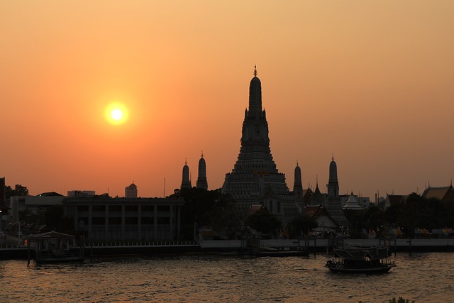 Templo em Bangkok chamado Wat Arun durante o Por do Sol.