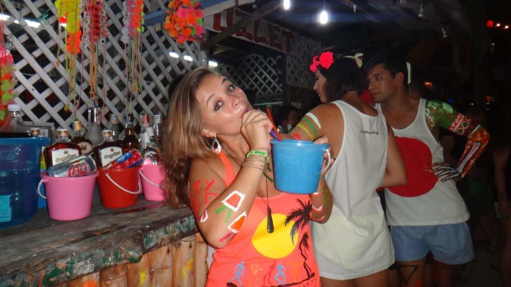 Brasileira tomando baldinho (buckets) na Full Moon Party na Tailândia.