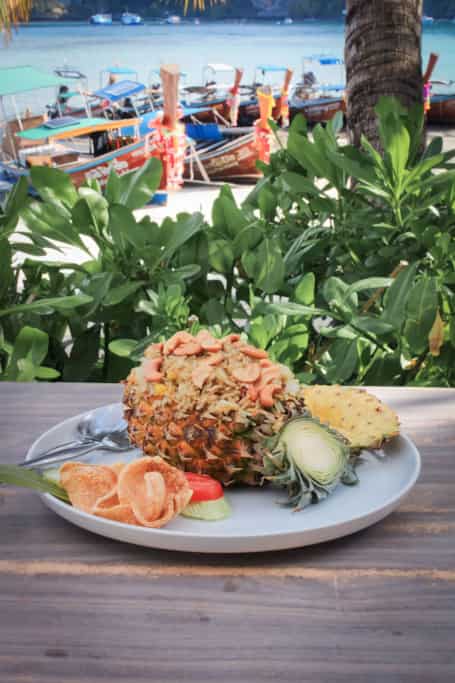 Famosa comida na Tailândia - arroz no abacaxi