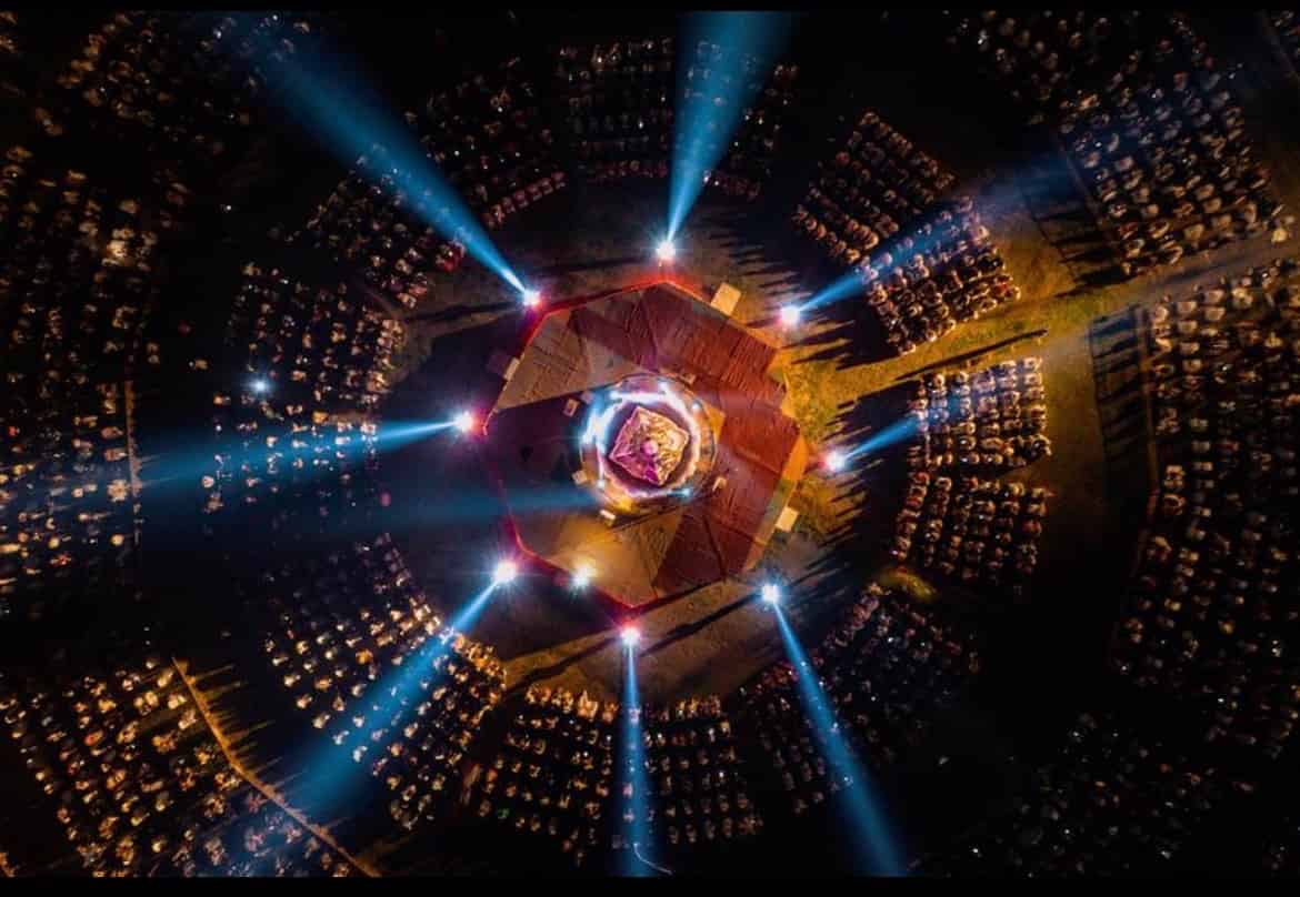 Foto aérea do Festival das Lanternas em Chiang Mai.