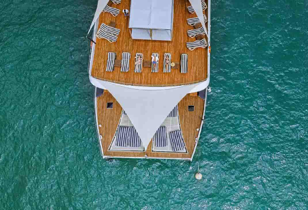 Frente do barco do passeio de luxo para James Bond em Phuket