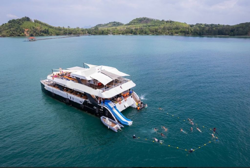 Barco para o passeio de luxo para James Bond em Phuket.
