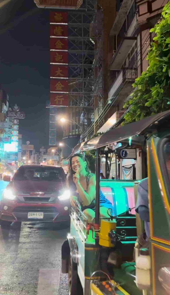 passeio de tuk tuk à noite em Bangkok