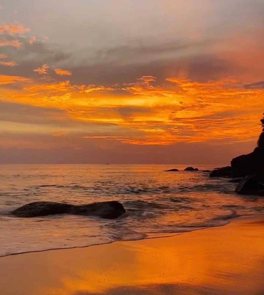 Pôr do sol na praia de Kata Noi em Phuket.