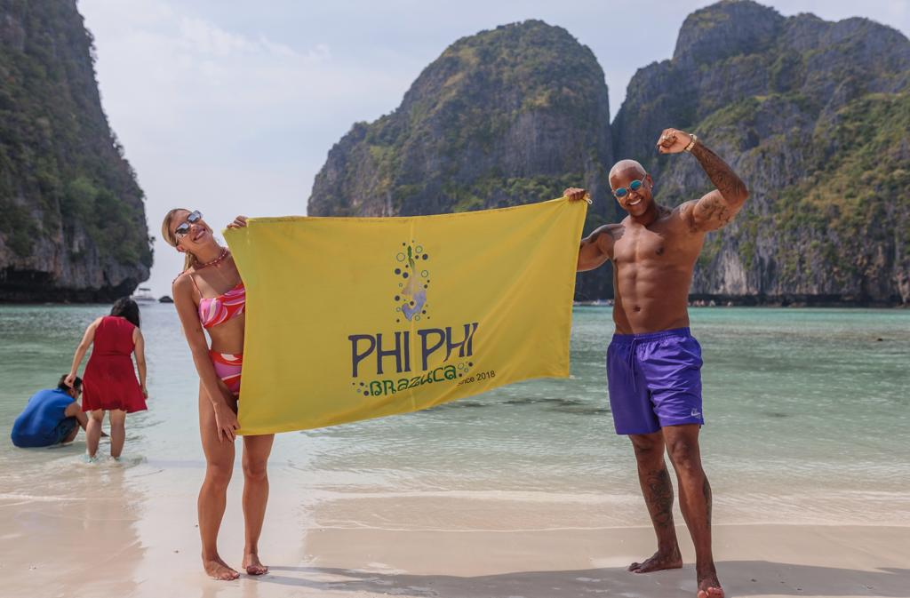 Léo Santana com a bandeira da Phi Phi Brazuca na Maya Bay, em Koh Phi Phi
