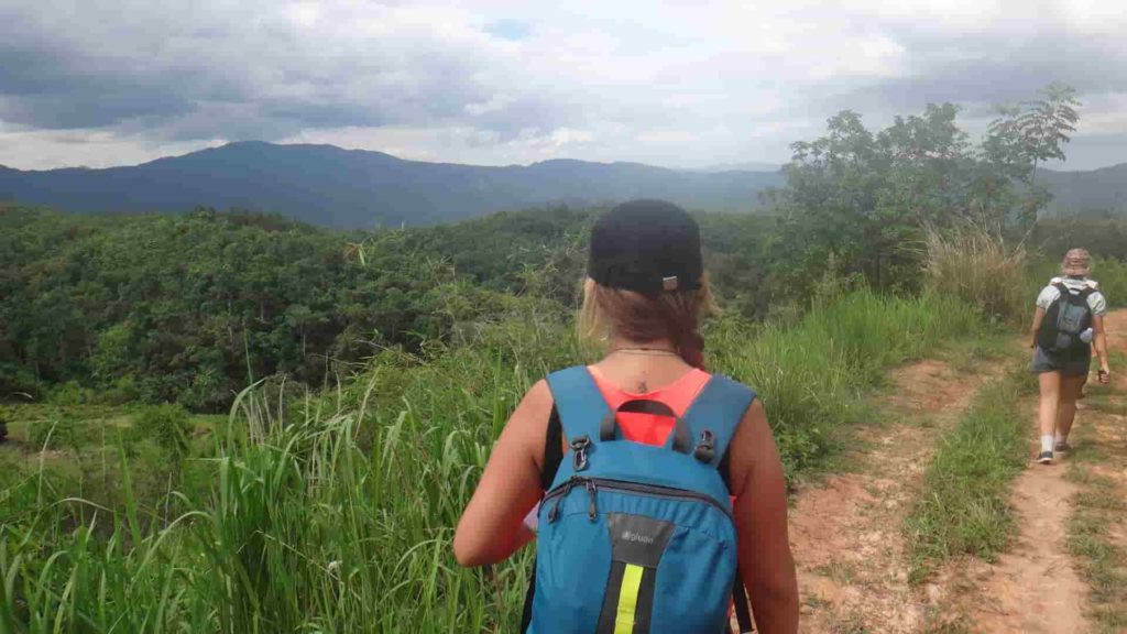 Brasileira em Chiang Mai fazendo trilha