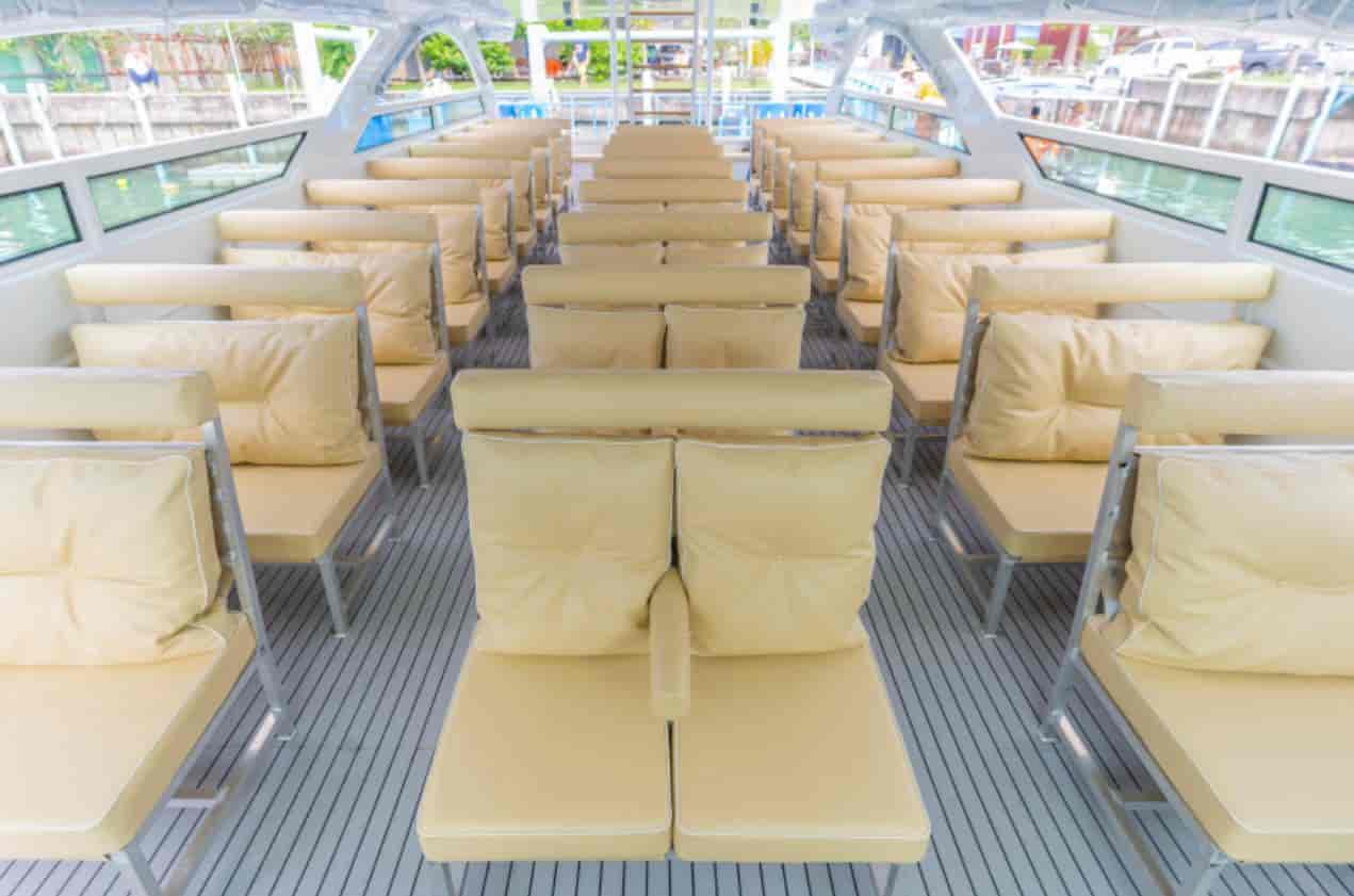 interior do barco de passeio de luxo na Tailândia