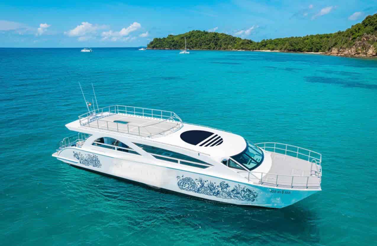 exterior do barco de luxo que faz o passeio saindo de Phuket para Phi Phi