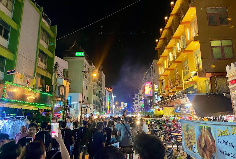 Uma das ruas mais famosas de Bangkok : Khao San Road 