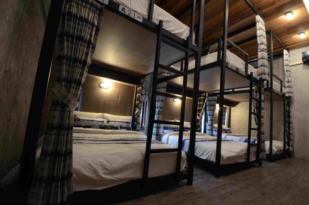 hostel com quartos compartilhados e camas de casal