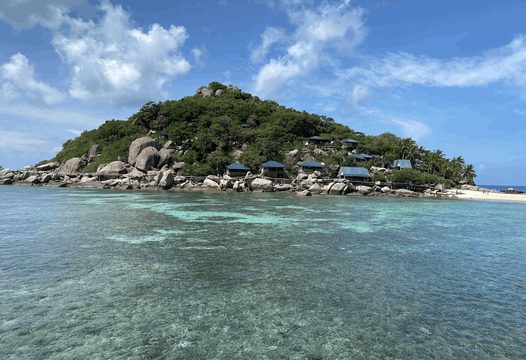 Praia de águas cristalinas na Tailândia