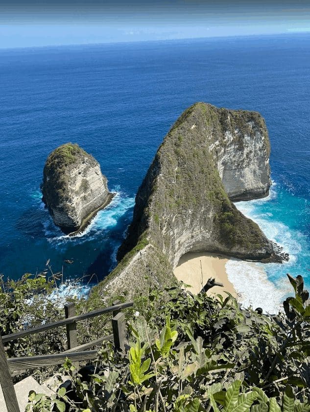 Oarapearisagem de paisagem de ilhas paradisíacas na Tailândia com mar azul e falésias verdes exuberantes.