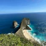 Praia de Phi Phi, com vista de alta costeira, mar cristalino e rochedos impressionantes para atividades de aventura.
