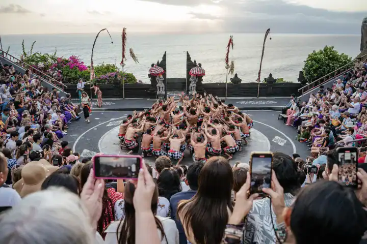 Dança tradicional do Phi Phi Brazuca com vista para o mar ao pôr do sol, celebrando a cultura brasileira na Tailândia.