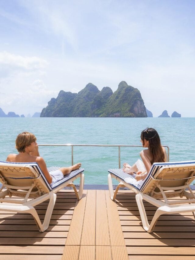 Praia de Phi Phi com vista para ilhas e mar cristalino.